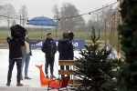 Bantega 23 december 2020
Sjinkie Knegt heeft in de tuin bij zijn huis een ijsbaan aan laten leggen . Zijn dochter zoon en vrouw Fenna vinden het geweldig.