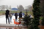 Bantega 23 december 2020
Sjinkie Knegt heeft in de tuin bij zijn huis een ijsbaan aan laten leggen . Zijn dochter zoon en vrouw Fenna vinden het geweldig.