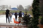 Bantega 23 december 2020
Sjinkie Knegt heeft in de tuin bij zijn huis een ijsbaan aan laten leggen . Zijn dochter zoon en vrouw Fenna vinden het geweldig.
