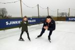 Bantega 23 december 2020
Sjinkie Knegt heeft in de tuin bij zijn huis een ijsbaan aan laten leggen . Zijn dochter zoon en vrouw Fenna vinden het geweldig.