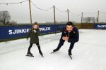 Bantega 23 december 2020
Sjinkie Knegt heeft in de tuin bij zijn huis een ijsbaan aan laten leggen . Zijn dochter zoon en vrouw Fenna vinden het geweldig.