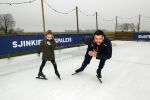 Bantega 23 december 2020
Sjinkie Knegt heeft in de tuin bij zijn huis een ijsbaan aan laten leggen . Zijn dochter zoon en vrouw Fenna vinden het geweldig.
