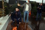 Bantega 23 december 2020
Sjinkie Knegt heeft in de tuin bij zijn huis een ijsbaan aan laten leggen . Zijn dochter zoon en vrouw Fenna vinden het geweldig.