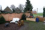 Bantega 23 december 2020
Sjinkie Knegt heeft in de tuin bij zijn huis een ijsbaan aan laten leggen . Zijn dochter zoon en vrouw Fenna vinden het geweldig.