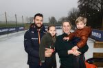 Bantega 23 december 2020
Sjinkie Knegt heeft in de tuin bij zijn huis een ijsbaan aan laten leggen . Zijn dochter zoon en vrouw Fenna vinden het geweldig.
