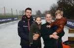 Bantega 23 december 2020
Sjinkie Knegt heeft in de tuin bij zijn huis een ijsbaan aan laten leggen . Zijn dochter zoon en vrouw Fenna vinden het geweldig.