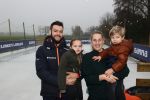 Bantega 23 december 2020
Sjinkie Knegt heeft in de tuin bij zijn huis een ijsbaan aan laten leggen . Zijn dochter zoon en vrouw Fenna vinden het geweldig.