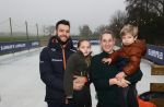 Bantega 23 december 2020
Sjinkie Knegt heeft in de tuin bij zijn huis een ijsbaan aan laten leggen . Zijn dochter zoon en vrouw Fenna vinden het geweldig.