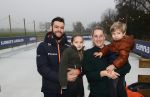 Bantega 23 december 2020
Sjinkie Knegt heeft in de tuin bij zijn huis een ijsbaan aan laten leggen . Zijn dochter zoon en vrouw Fenna vinden het geweldig.