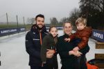Bantega 23 december 2020
Sjinkie Knegt heeft in de tuin bij zijn huis een ijsbaan aan laten leggen . Zijn dochter zoon en vrouw Fenna vinden het geweldig.
