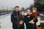 Bantega 23 december 2020
Sjinkie Knegt heeft in de tuin bij zijn huis een ijsbaan aan laten leggen . Zijn dochter zoon en vrouw Fenna vinden het geweldig.