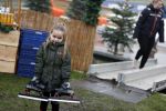 Bantega 23 december 2020
Sjinkie Knegt heeft in de tuin bij zijn huis een ijsbaan aan laten leggen . Zijn dochter zoon en vrouw Fenna vinden het geweldig.