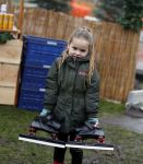 Bantega 23 december 2020
Sjinkie Knegt heeft in de tuin bij zijn huis een ijsbaan aan laten leggen . Zijn dochter zoon en vrouw Fenna vinden het geweldig.