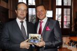 Amsterdam 25 januari 2011
Cast Legalyy Blonde opent amsterdamse effectenbeurs. Aanwezig Pearl Jozefzoon, Albert Verlinde Laura Vlasblom Kim Lian v d Meij Joey Schalker Roy v Iersel en medewerkers van de beurs.. Albert met Duco Wildeboer
Peter Smulders bv