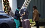 Schiphol Mijdrecht 20 december 2021
Andre Hazes en zijn neef en beste vriend Djarno Hofland worden door Rachel hazes opgehaald op Schiphol na een vakantie naar Las Vegas en Los Angeles. Daarna rijden Andre en zijn moeder naar haar huis in Mijdrecht.