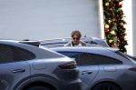 Schiphol Mijdrecht 20 december 2021
Andre Hazes en zijn neef en beste vriend Djarno Hofland worden door Rachel hazes opgehaald op Schiphol na een vakantie naar Las Vegas en Los Angeles. Daarna rijden Andre en zijn moeder naar haar huis in Mijdrecht.