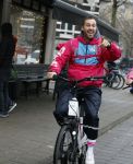 Amsterdam 23 december 2021
Dave Roelvink en een colega als fietskoerier voor Flink in Amsterdam zuid.