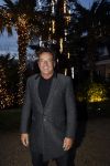 Aalsmeer 22 december 2021
Gerard Joling in de tuin van zijn huis met kerstversiering.