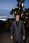 Aalsmeer 22 december 2021
Gerard Joling in de tuin van zijn huis met kerstversiering.