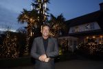 Aalsmeer 22 december 2021
Gerard Joling in de tuin van zijn huis met kerstversiering.
