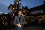 Aalsmeer 22 december 2021
Gerard Joling in de tuin van zijn huis met kerstversiering.