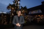 Aalsmeer 22 december 2021
Gerard Joling in de tuin van zijn huis met kerstversiering.