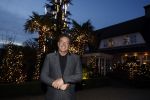 Aalsmeer 22 december 2021
Gerard Joling in de tuin van zijn huis met kerstversiering.