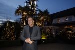 Aalsmeer 22 december 2021
Gerard Joling in de tuin van zijn huis met kerstversiering.