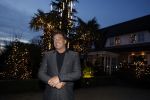 Aalsmeer 22 december 2021
Gerard Joling in de tuin van zijn huis met kerstversiering.