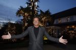 Aalsmeer 22 december 2021
Gerard Joling in de tuin van zijn huis met kerstversiering.