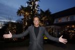 Aalsmeer 22 december 2021
Gerard Joling in de tuin van zijn huis met kerstversiering.
