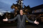 Aalsmeer 22 december 2021
Gerard Joling in de tuin van zijn huis met kerstversiering.