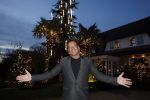 Aalsmeer 22 december 2021
Gerard Joling in de tuin van zijn huis met kerstversiering.