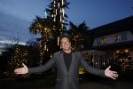 Aalsmeer 22 december 2021
Gerard Joling in de tuin van zijn huis met kerstversiering.
