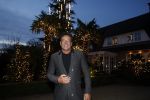 Aalsmeer 22 december 2021
Gerard Joling in de tuin van zijn huis met kerstversiering.