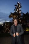 Aalsmeer 22 december 2021
Gerard Joling in de tuin van zijn huis met kerstversiering.