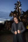 Aalsmeer 22 december 2021
Gerard Joling in de tuin van zijn huis met kerstversiering.