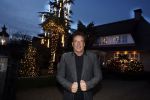 Aalsmeer 22 december 2021
Gerard Joling in de tuin van zijn huis met kerstversiering.