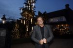 Aalsmeer 22 december 2021
Gerard Joling in de tuin van zijn huis met kerstversiering.
