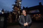 Aalsmeer 22 december 2021
Gerard Joling in de tuin van zijn huis met kerstversiering.