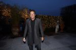 Aalsmeer 22 december 2021
Gerard Joling in de tuin van zijn huis met kerstversiering.