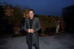Aalsmeer 22 december 2021
Gerard Joling in de tuin van zijn huis met kerstversiering.