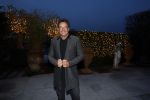 Aalsmeer 22 december 2021
Gerard Joling in de tuin van zijn huis met kerstversiering.