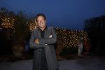 Aalsmeer 22 december 2021
Gerard Joling in de tuin van zijn huis met kerstversiering.