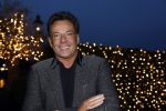 Aalsmeer 22 december 2021
Gerard Joling in de tuin van zijn huis met kerstversiering.