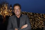 Aalsmeer 22 december 2021
Gerard Joling in de tuin van zijn huis met kerstversiering.