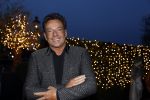 Aalsmeer 22 december 2021
Gerard Joling in de tuin van zijn huis met kerstversiering.
