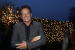 Aalsmeer 22 december 2021
Gerard Joling in de tuin van zijn huis met kerstversiering.
