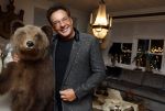 Aalsmeer 22 december 2021
Gerard Joling in de tuin van zijn huis met kerstversiering.