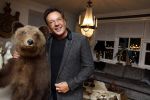 Aalsmeer 22 december 2021
Gerard Joling in de tuin van zijn huis met kerstversiering.